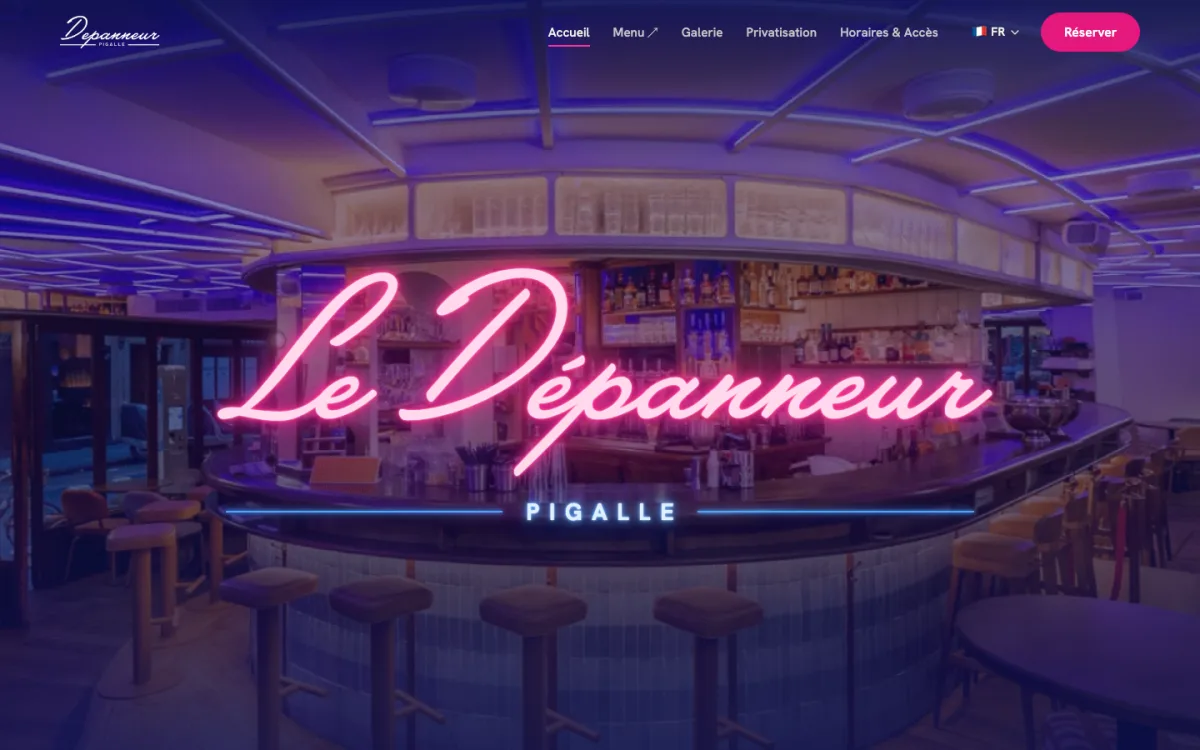 La page d'accueil du site du Dépanneur Pigalle : le bar sous les néons et l'enseigne « Le Dépanneur » en lettres lumineuses.